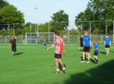 Laatste training S.K.N.W.K. JO10-1 van seizoen 2022-2023 (partijtje tegen de ouders) (94/165)